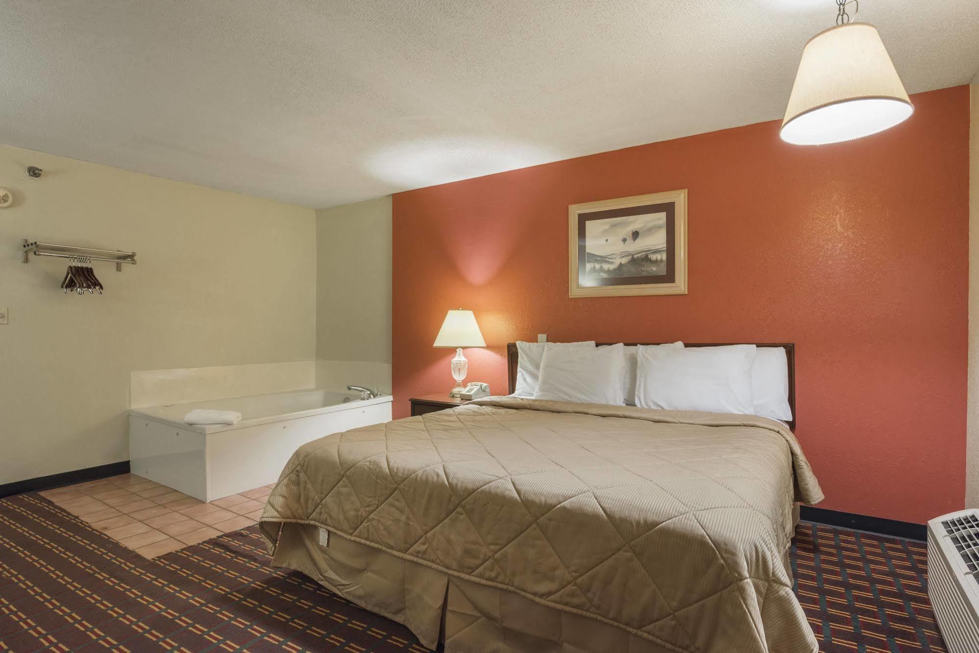 Bear Mount & Hotel Pigeon Forge