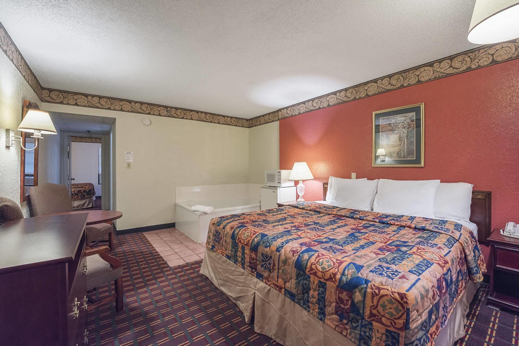 Bear Mount & Hotel Pigeon Forge