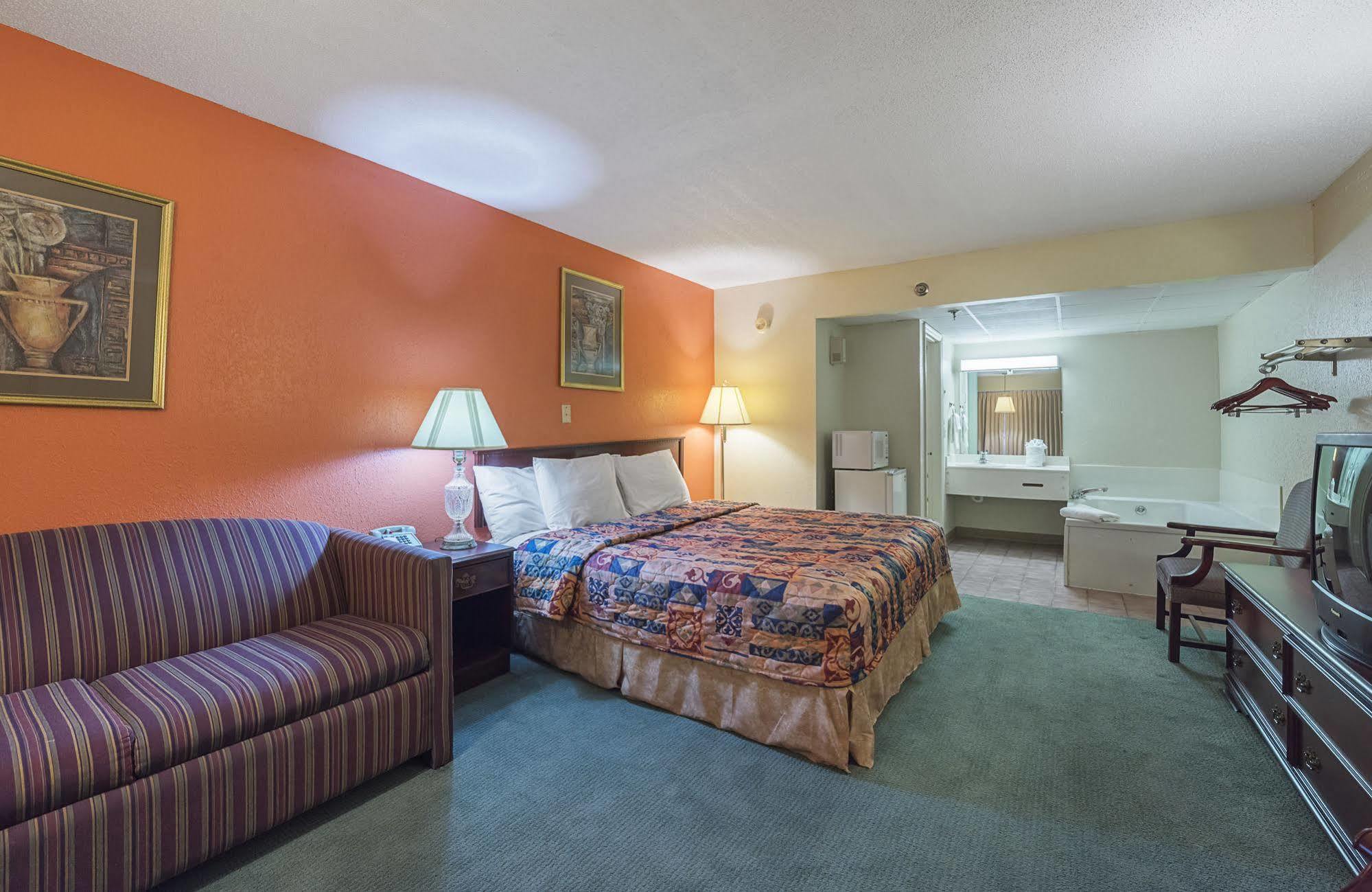 Bear Mount & Hotel Pigeon Forge